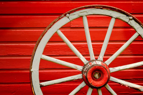 Vognhjul af malet rød væg - Stock-foto