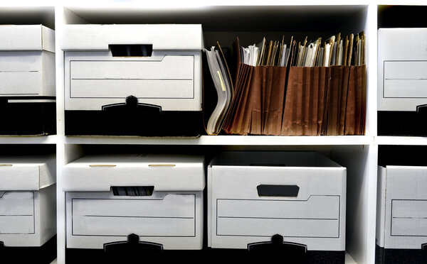 Коробки с файлами на полке
