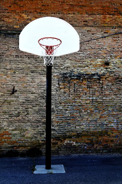 Міський баскетбольний майданчик — стокове фото