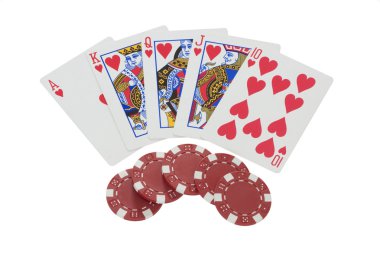 Royal flush kalpleri ve üzerinde beyaz izole cips