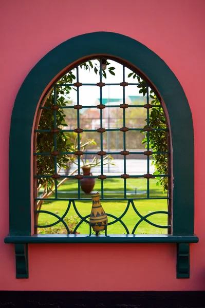 Mira a través de ventana oriental — Foto de Stock