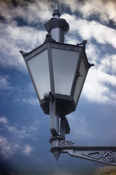 Старый уличный фонарь с облачным небом — стоковое фото