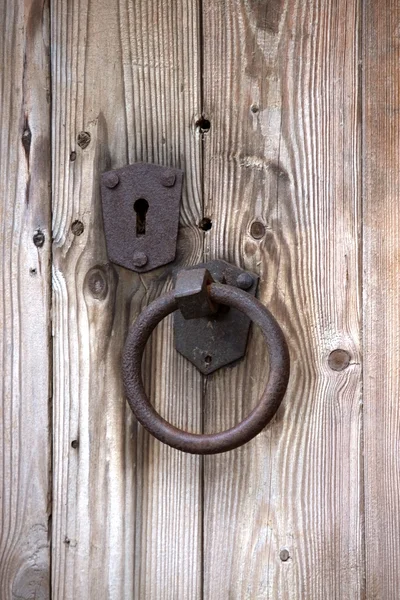 eski paslı metal kapı kolu ve anahtar deliği