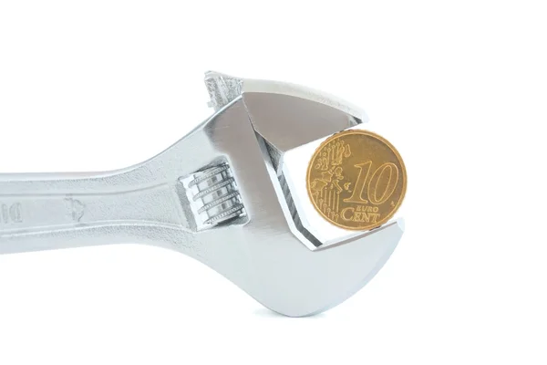 Chiave in acciaio con moneta isolata su sfondo bianco — Foto Stock
