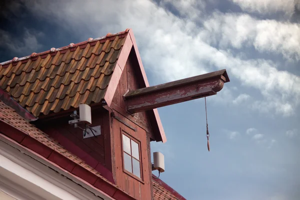 Lifting construction on old house roof — Stock Photo, Image