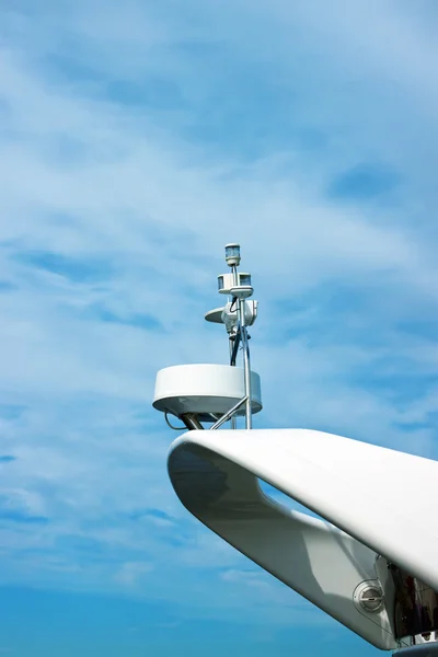 Radar ve yat köprüsü üzerinde anten — Stok fotoğraf