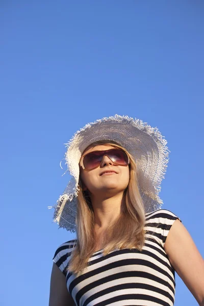 Jovem mulher loira sorridente com chapéu branco — Fotografia de Stock