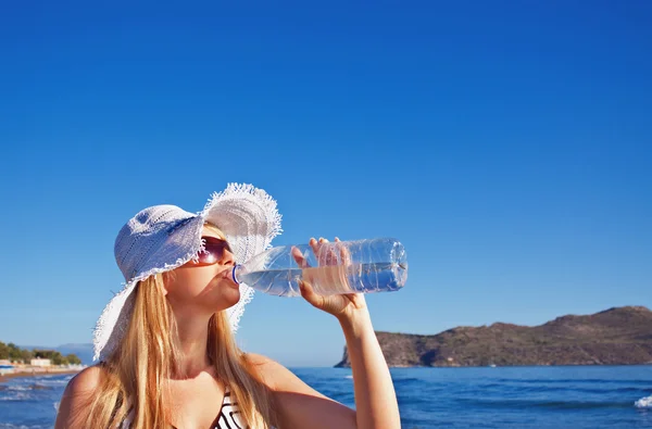 Jeune femme blonde boit de l'eau — Photo