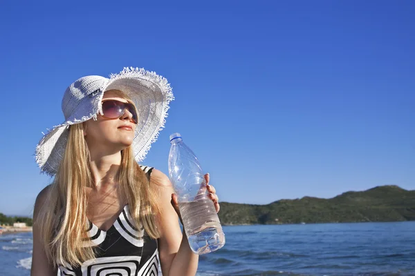 Junge blonde Frau mit Flasche Wasser — Stockfoto