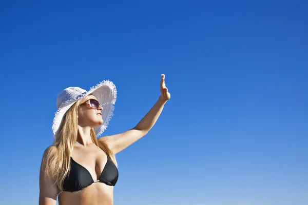 Unga leende blond kvinna i svart bikini — Stockfoto