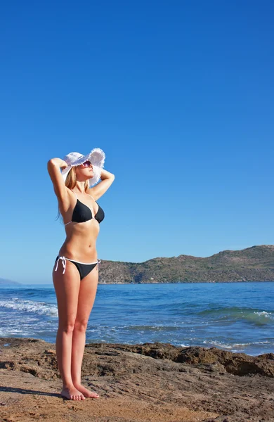 Jeune femme blonde souriante en bikini noir — Photo