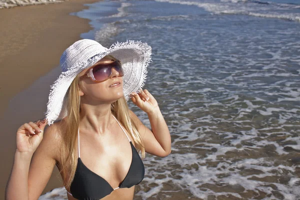 Junge lächelnde blonde Frau an einem Strand — Stockfoto