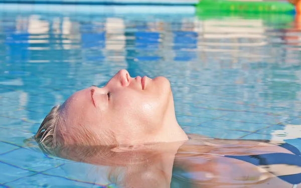 Young blond woman in swimming pool — Stock Photo, Image