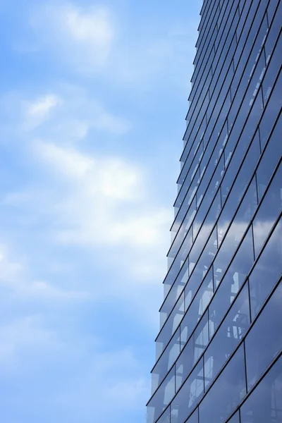 Modern ofis binası ve bulutlu gökyüzü