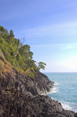 Taşlı cliff ve sakin mavi deniz