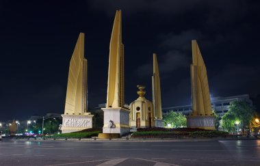 Bangkok gece demokrasi Anıtı