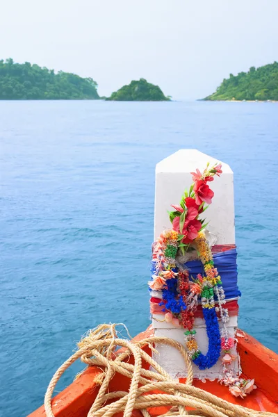 Buigen van de kop van een boot naar de eilanden — Stockfoto