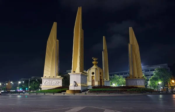 Пам'ятник демократії в Бангкок вночі Ліцензійні Стокові Зображення