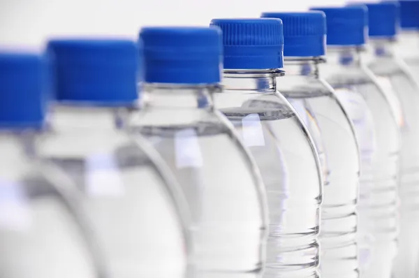 Tapas de botellas de agua borrosas —  Fotos de Stock