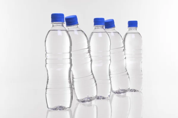 Vattenflaskor vinklad — Stockfoto
