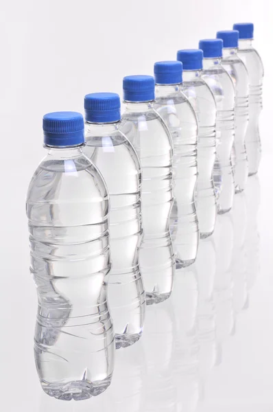 Бутылки с водой сверху — стоковое фото