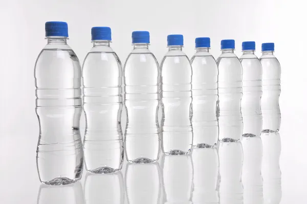 Бутылки с водой в ряд — стоковое фото