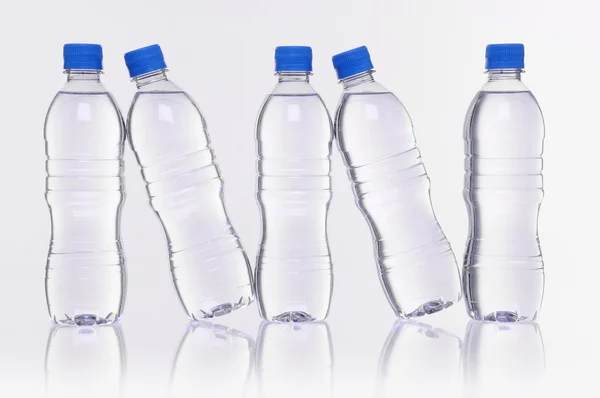 Reflexão de garrafas de água — Fotografia de Stock