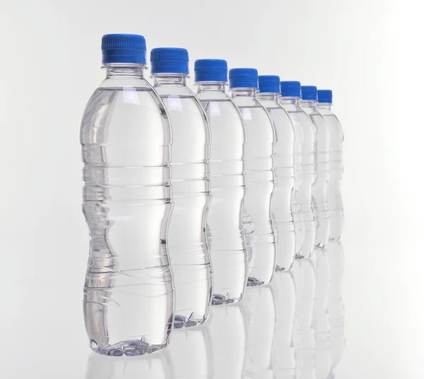 Ряд бутылок с водой — стоковое фото