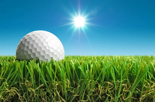 Μπάλα του γκολφ στον ήλιο — Φωτογραφία Αρχείου