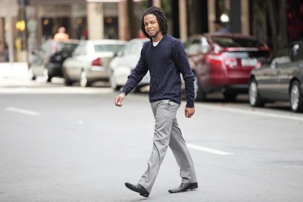 Businessman crossing the street — Stock Photo, Image