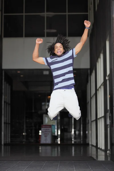 Adam sevinçten zıplıyor — Stok fotoğraf