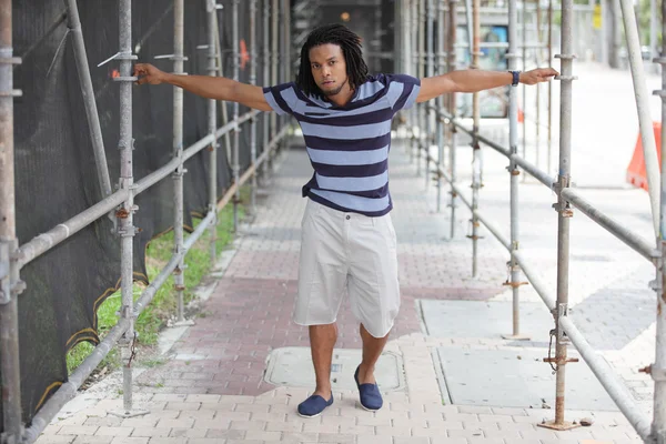 Jovem preto homem posando sob andaimes — Fotografia de Stock
