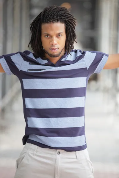 Hombre posando en una camisa a rayas — Foto de Stock
