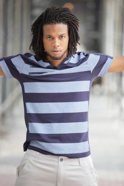 Homem posando em uma camisa listrada — Fotografia de Stock