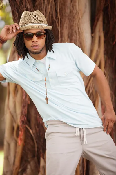 Cool ung svart man poserar i naturen — Stockfoto