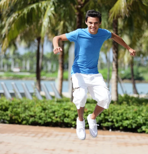 Молодой мужчина прыгает в парке — стоковое фото