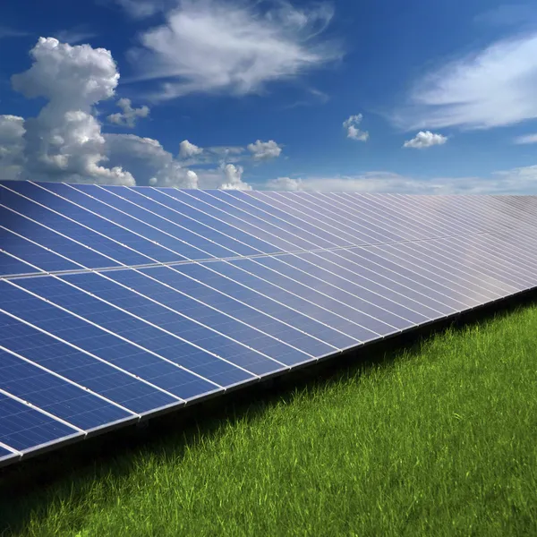 Solární panely na trávě — Stock fotografie