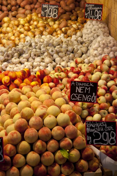 Ovoce a zelenina na displeji na trhu v Budapešti — Stock fotografie