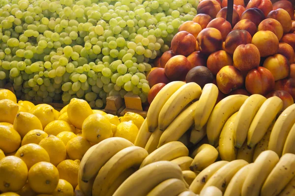 Owoce na wyświetlaczu na rynku w Budapeszcie — Zdjęcie stockowe
