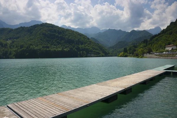 Pasarela en el lago Barcis — Foto de Stock