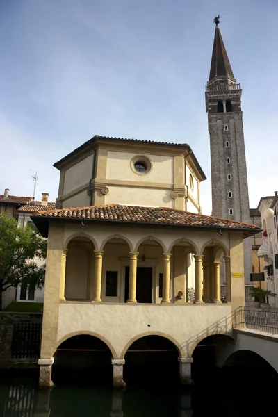 Campanario de iglesia y catedral en Sacile — Foto de Stock