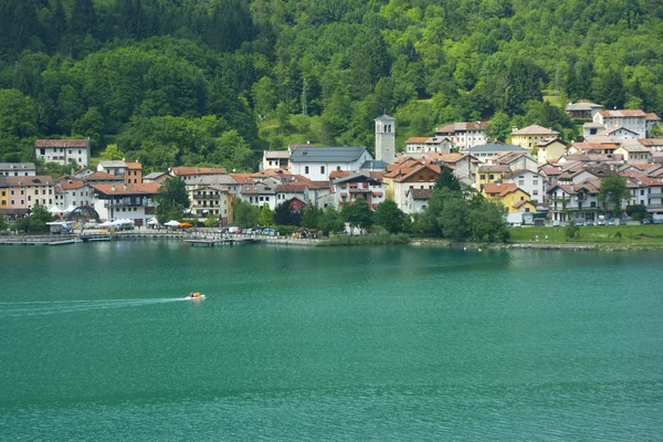 Lago del villaggio di Barcis — Foto Stock