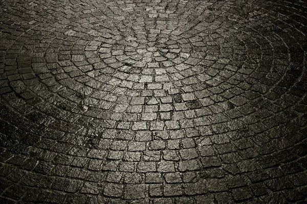 Karanlık ıslak Arnavut kaldırımı arka plan — Stok fotoğraf