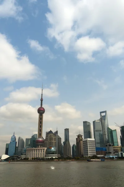 Shanghai pudong gezien vanaf de bund — Stockfoto