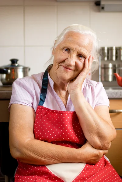 Пожилая женщина на кухне — стоковое фото