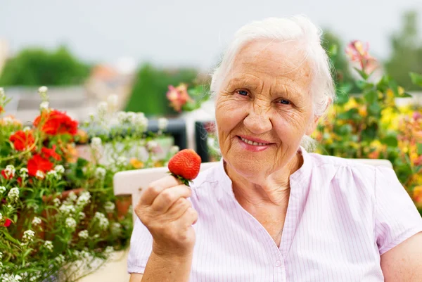 Oudere vrouw op een terras — Stockfoto