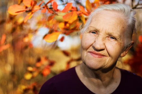 Осенняя пожилая женщина — стоковое фото