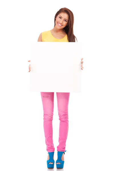 空白の法案ボードを持つ若い女性の笑みを浮かべてください。 — ストック写真