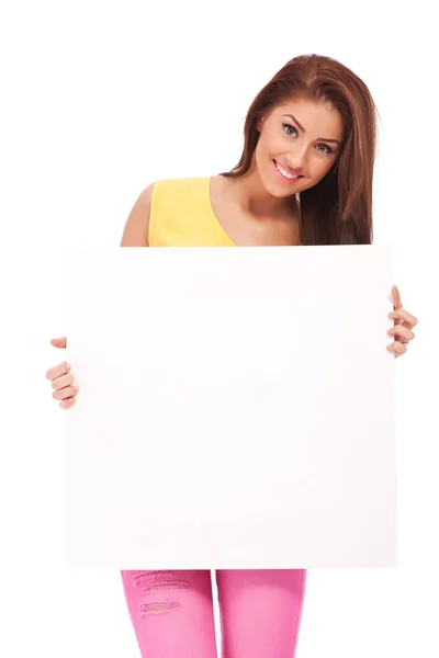 Atractiva mujer casual con cartel en blanco — Foto de Stock