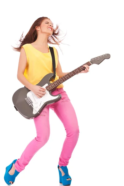 Młoda kobieta grająca na gitarze — Zdjęcie stockowe